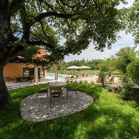 Old Oak Villa *